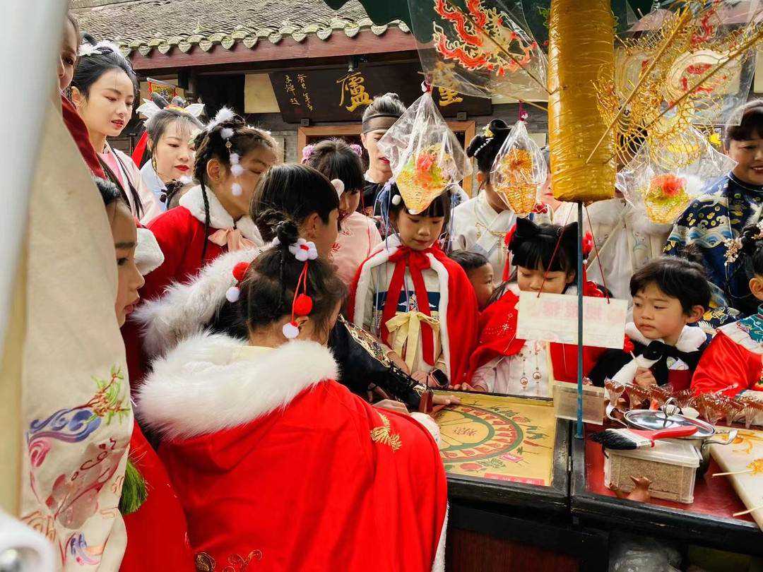 秒回汉唐 春节成都周边古镇集体上大分