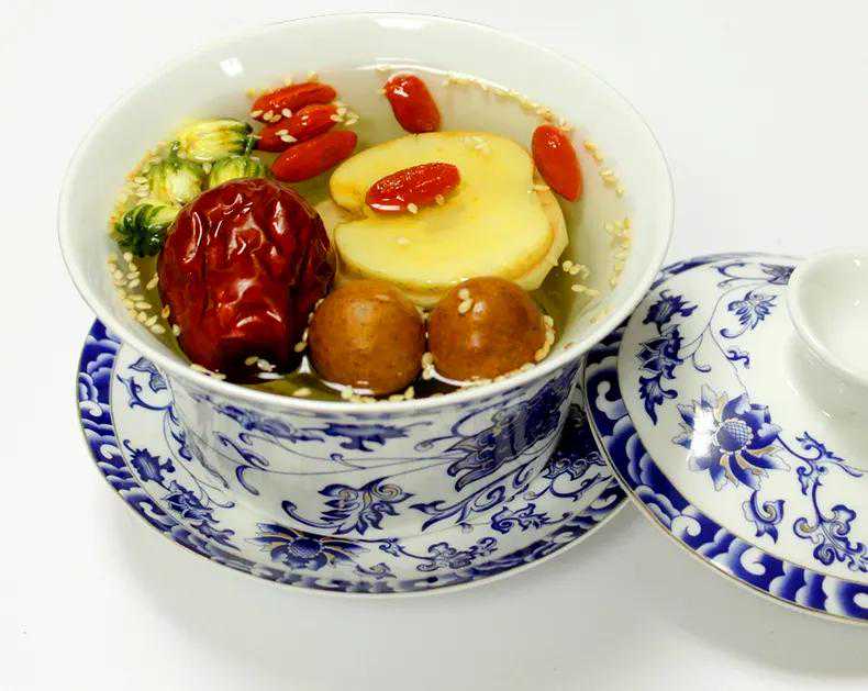 三炮台：在中山桥下喝三炮台，是兰州人独有的浪漫