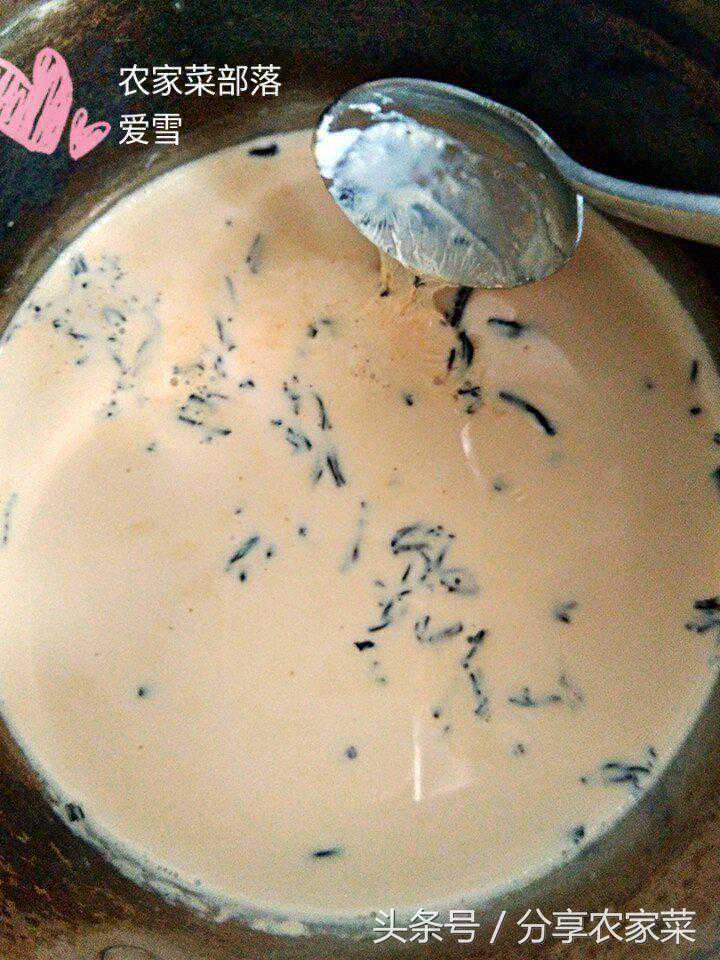 红茶倒进牛奶里，使劲搅拌均匀，香飘飘奶茶瞬间完成！