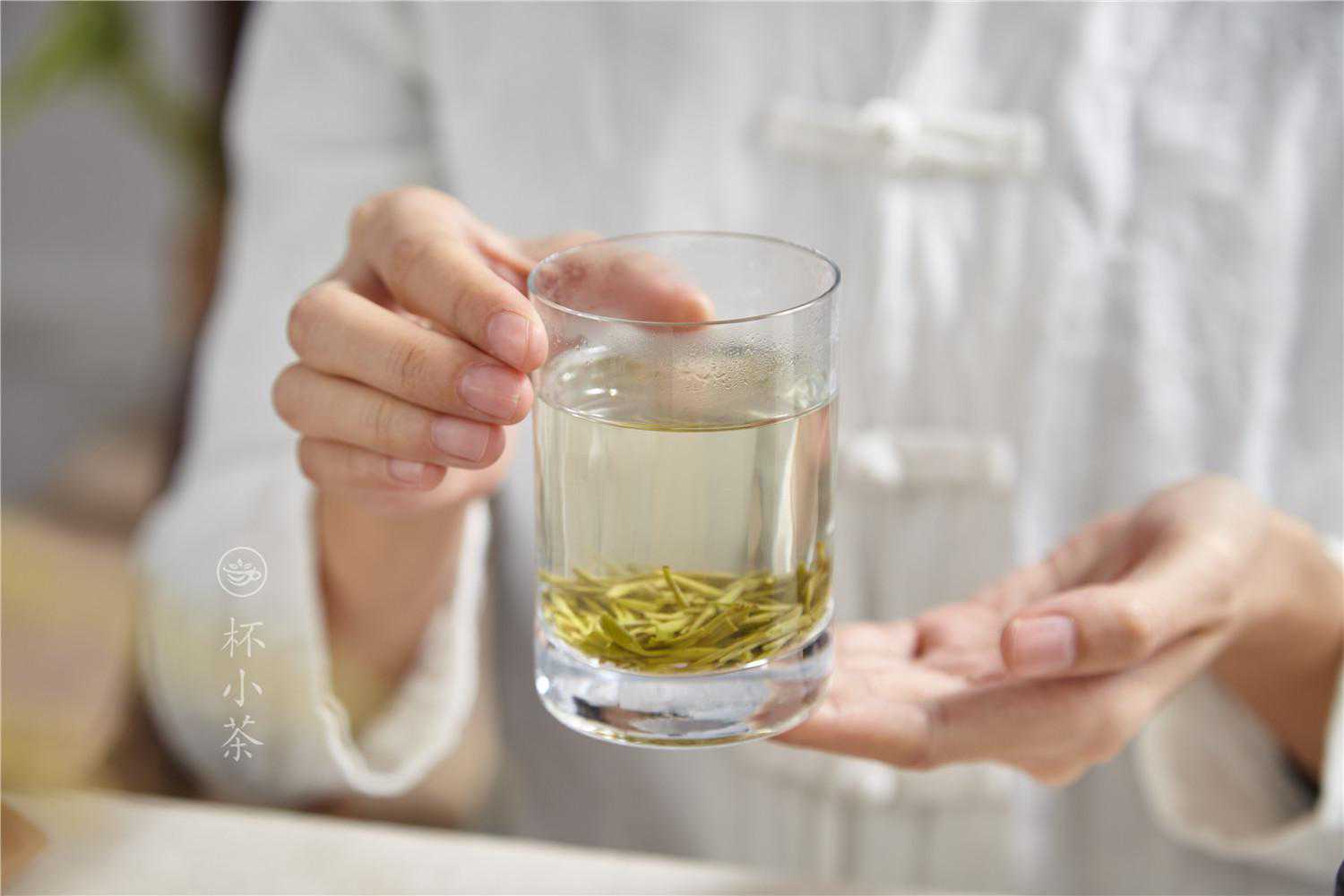 倒茶注意这一点，体面不失礼