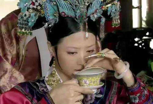 古人喝茶为什么要用杯子的盖子拨来拨去