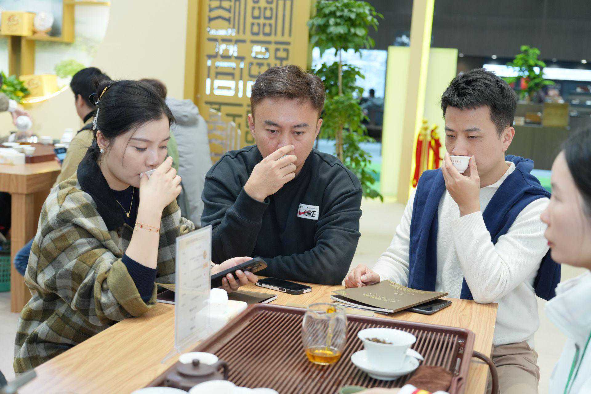 深圳举办茶博会，现场人气火爆