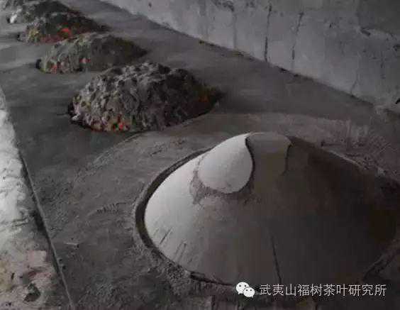 对比武夷岩茶的三种焙茶方式