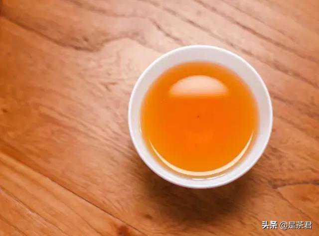 如何欣赏茶汤色？这可是个技术活