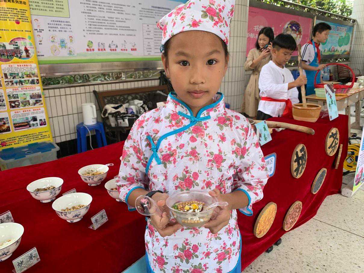 如何为父母做一碗软糯香甜的擂茶？广州海珠这群小学生有经验