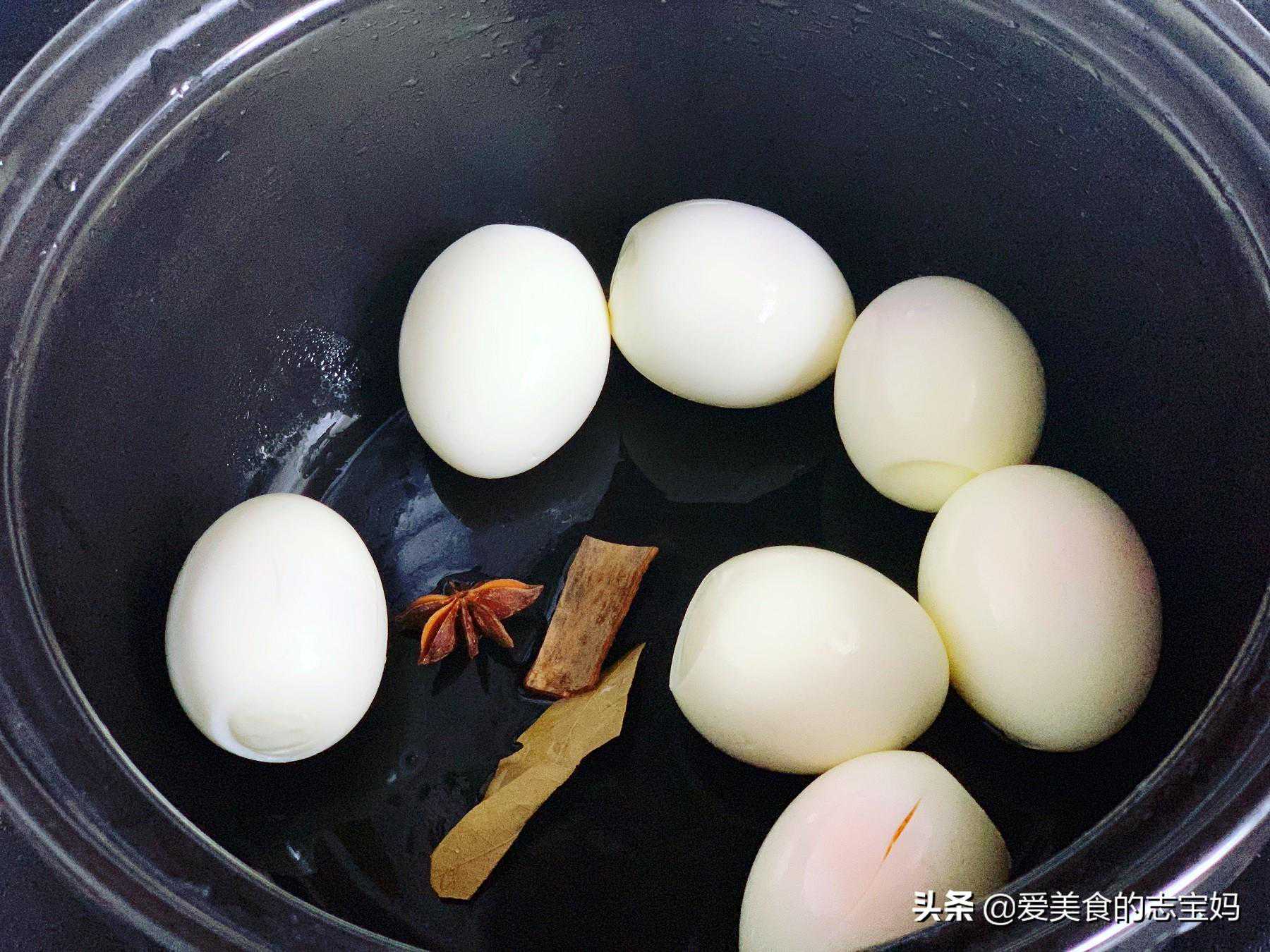 鸡蛋这样做太香了，比茶蛋好吃100倍，1次煮30个都不够吃，真过瘾